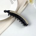 Vista dettagliata della clip a banana nera con strass e design multi-dente su piatto - Fermaglio a Banana ad Arco a Denti Grandi (DH01249) / Nero Con Strass Bianchi