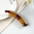 Dettaglio del fermaglio per capelli a banana in resina ambrata con strass bianchi lucidi - Fermaglio a Banana ad Arco a Denti Grandi (DH01249) / Marrone con Strass Bianchi