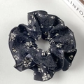Elegante coletero negro con estampado de flores blancas y ribete de encaje delicado - Negro con Flores Pequeñas