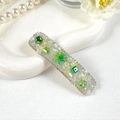 Detalle del pasador de pelo rectangular de cristal verde con cuentas y pedrería plateada - Verde