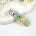 Detalle de pasador de cristal con flores de acrílico coloridas y brillantes plateados - Colorido