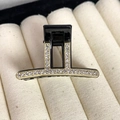 Pinza per capelli scintillante con strass neri e dorati su fondo di velluto - Base Nera Lineare Strass Bianco