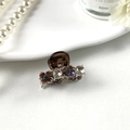 Detalle de pinza pequeña para el pelo con diamantes de imitación y flores - Té Fresco Con Flor de Café