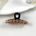 Dettaglio della molletta per capelli tartarugata con motivi floreali in strass lucidi - Volume Medio Base Caffè Champagne