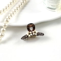 Dettaglio di una pinza per capelli in resina con fiori di camelia e strass scintillanti - Forma a Gruccia (6108657919431)
