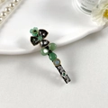 Nahaufnahme von handgefertigten grünen Steinblumen und Kristallherz auf Haarklammer - 8.5cm Federclip / Grün