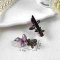 Dettaglio di fermagli a farfalla da 4,5cm con ali in rete viola e strass luccicanti - Fermaglio Doppia Farfalla in Strass