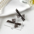 Dettaglio del fermaglio per capelli a fiocco con cristalli e misure di 6cm e 3,5cm - Fermaglio Fiocco in Strass