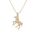 Vista detallada del colgante de caballo chapado en oro 18K con circonitas y cadena box - Estilo Caballo Corriendo (25551)