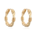 Detalle de pendientes de aro bañados en oro 18K con textura retorcida y cierre - Dorado (46170)