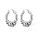 Macro-opname van zilveren dikke oorringen met vijf decoratieve glijdende metalen ringen - Zilver (46202)