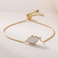 Exquisites 18K vergoldetes Hamsa-Armband mit weißer Perlmutt-Einlage und Zirkonia-Anhängern - Hamsa Hand Stil (32435)
