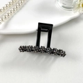 Eleganter schwarzer Haarkrebs mit dunkelgrauen Kristallperlen und Blumenmuster im Stillleben - Großes Volumen Schwarze Basis Glänzend Schwarz
