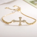 Bracelet croix en cuivre plaqué or 18K avec zircons pavés et fermoir à glissière réglable - Style Croix Entièrement Sertie de Zirconia (32453) / Or
