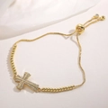 Détail d'un bracelet croix ajustable plaqué or 18 carats avec zircons cubiques et perles - Style Croix Zirconia Blanc Poli (32456) / Or