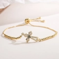 Détail du bracelet croix plaqué or 18K avec zircons et fermoir coulissant réglable - Style Croix Minimaliste Micro-serti Noir et Blanc (32466) / Or