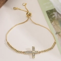 Détail du bracelet croix plaqué or ajustable avec serti pavé de zircons étincelants - Style Croix Zirconia Blanc Texture Corde (32459) / Or