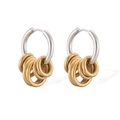 Vista detallada de pendientes de aro bicolor en plata con acentos de anillos bañados en oro - Aro Plateado Bicolor (46208)