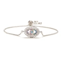 Vue détaillée du bracelet Œil de Fatima avec zircons cubiques bleus et blancs étincelants - Style Argent (30438)