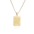 Collar chapado en oro con colgante cuadrado letra Z en relieve y cadena sobre fondo blanco - Letra Z