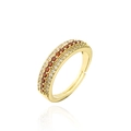 Detailansicht eines 18K Goldrings mit drei Reihen roten und weißen Zirkonia-Steinen - Einstellbar Offen / Tiefroter Stil (10871)
