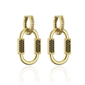 Detalle de pendientes de mosquetón chapados en oro de 18K con micro-pavé de circonitas blancas y negras - Estilo Circonia Negra (40934)