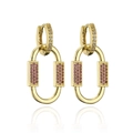 Detalle macro de pendientes de aro chapados en oro 18K con circonitas rosas y acabado de lujo - Estilo Circonia Magenta (40936)