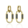 Detalle de pendientes en oro de 18K con cristales azules y blancos sobre fondo blanco - Estilo Circonia Azul Profundo (40937)
