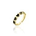 Dettaglio dell'anello regolabile placcato oro con cuori in smalto nero incisi - Aperto Regolabile / Cuore Nero (11078)
