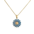 Dettaglio ravvicinato della collana girasole placcata oro 18K con petali in smalto blu - Blu