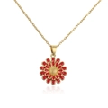 Dettaglio del ciondolo a girasole in smalto rosso su una collana a catena placcata oro - Rosso