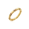Dettaglio macro dell'anello a spirale placcato oro 18K con zirconi colorati e fascia aperta - Aperto Regolabile / Stile Zirconia Multicolore a Spirale (11103)