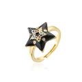 Makroaufnahme vom 18K Gold Sternring mit schwarzer Emaille und bunten Zirkonia Steinen - Einstellbar Offen / Schwarze Fünfzackiger Stern (11582)