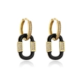 Dettaglio di orecchini pendenti placcati in oro 18K con maglie nere e zirconi cubici - Stile Nero (41082)