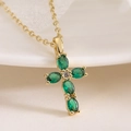 Mini collana a croce placcata oro 18K con pietre di zircone verde smeraldo e bianco - Gemma Verde Smeraldo (24820)