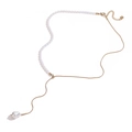 Elegante asymmetrische Goldkette mit weißen Perlen und einem Barockperlen-Anhänger - Perlen Spleißen Stil (24838)