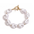 Vista dettagliata del bracciale con perle barocche e chiusura OT placcata oro 18 carati - Bracciale