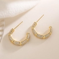 Eleganti orecchini a cerchio a forma di C placcati in oro 18K con micro-pavé di zirconi - Stile Trama Bamboo Dorato (45740)