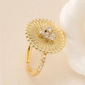 Eleganter 18K vergoldeter Kupfer-Blumenring mit texturierter Scheibe und Zirkonia - Runde Scheibe Welle Radial Stil (14613)