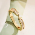 18K vergoldeter Herzring mit Zirkonia-Steinen und verstellbarer offener Ringschiene - Rechteckiger Zirkonia-Stil (14624)