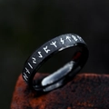 Μαύρο ματ δαχτυλίδι Viking από ανοξείδωτο ατσάλι με ασημένια σκαλιστά σύμβολα - Μέγεθος ΗΠΑ 7 / Μαύρο 6MM