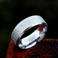 Anillo vikingo plateado para hombre en acero inoxidable mate con letras grabadas - Acero 8mm