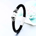 Detalle de una pulsera punk de cuero para hombre con calaveras plateadas y cierre magnético - 18cm / Cuerda de Cuero Única Doble Calavera