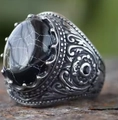 Vintage roestvrijstalen ring met zwarte ovale steen en bloemengravure patronen - Zwarte Ovale Steen Gegraveerde Stijl (BR8-1212)