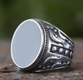Vintage roestvrijstalen ring met tribale gravures en een matte grijze steen inleg - Breed Gezicht Stam Gegraveerde Stijl (BR8-1295)