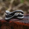 Macro-opname van de 3D slangenschubben textuur op vintage stalen punk ring - Amerikaanse Maat 7 / 3D Schalenstijl (BR8-1105)