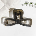 Primo piano di fermacapelli a fiocco grigio traslucido con sfondo di mughetto bianco - 9.5cm Caffè Chiaro Trasparente