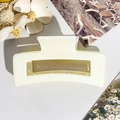 Dettaglio della molletta quadrata opaca color crema su sfondo materico con fiori - ABS / ABS 8.5cm Quadrato - Bianco Crema Opaco
