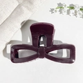 Dettaglio della molletta per capelli viola scuro con finitura UV lucida a forma di fiocco - 9.5cm Rosso Porpora Solido