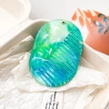 Détail d'un peigne ovale avec texture marbre vert et design de miroir intégré - Marbre Vert Jade